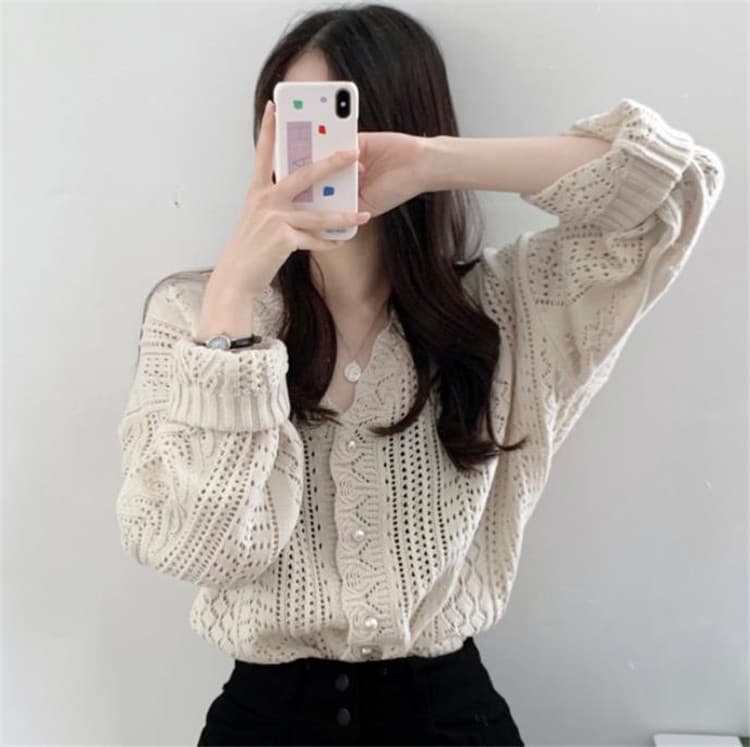 フレンチガーリー 透かし編み模様の上品なブイネックニットカーディガン