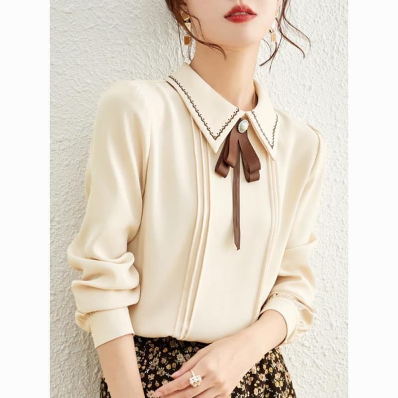 フレンチガーリー パールボタン付きリボンタイ襟刺繍ブラウス