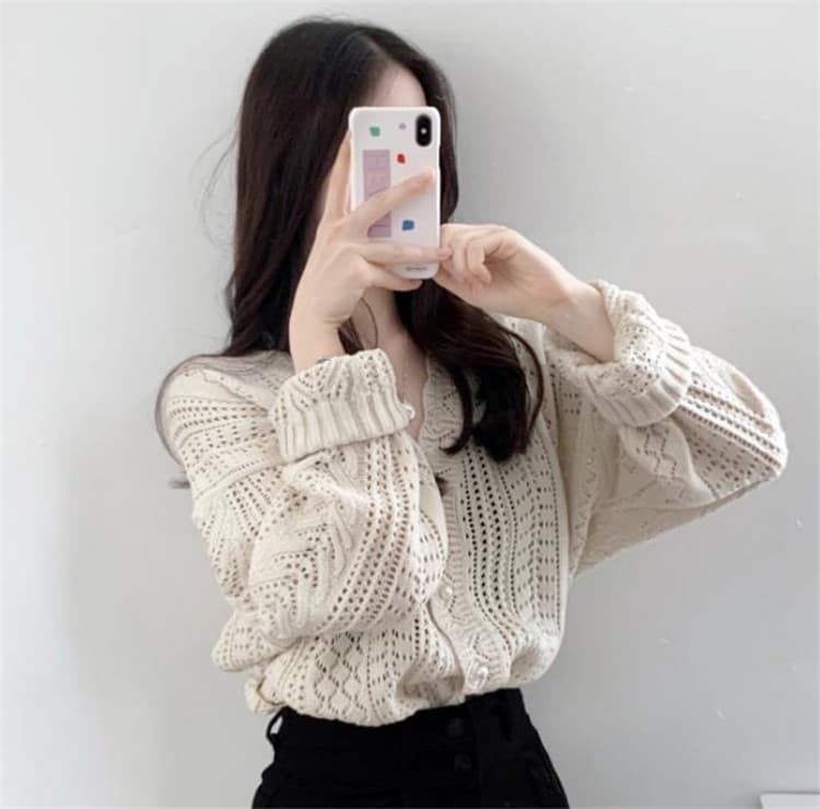 フレンチガーリー 透かし編み模様の上品なブイネックニットカーディガン