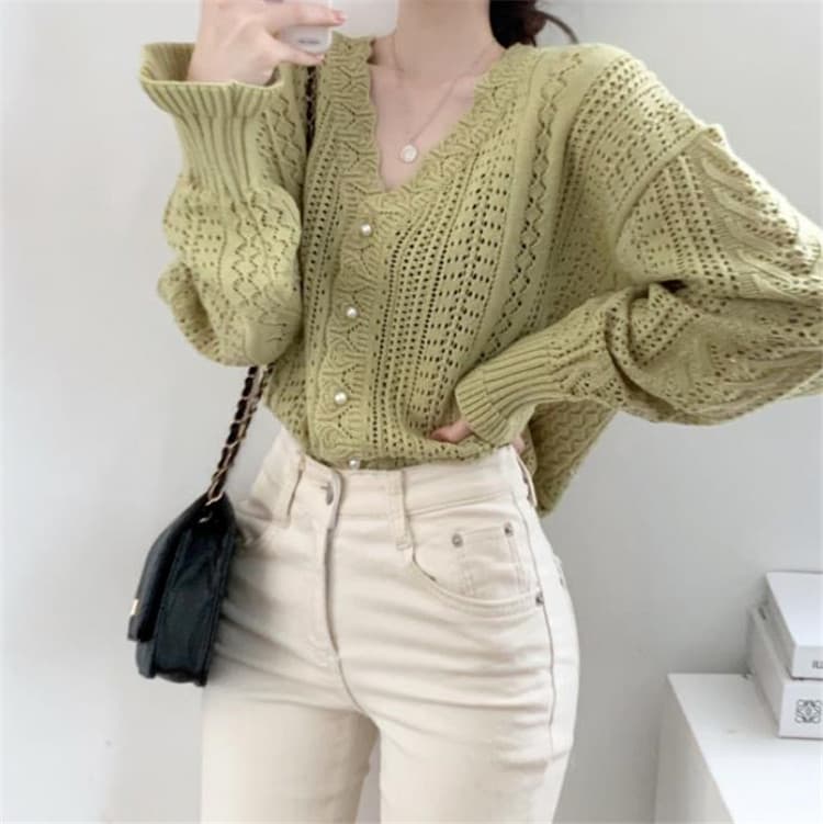 フレンチガーリー 透かし編み模様の上品なブイネックニットカーディガン