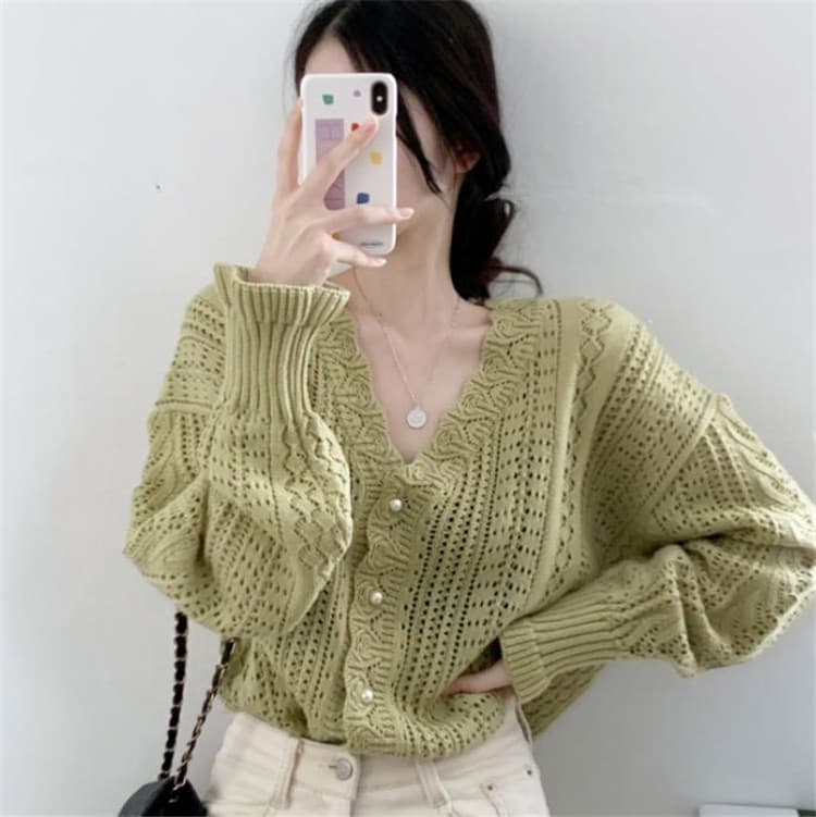 フレンチガーリー 透かし編み模様の上品なブイネックニットカーディガン