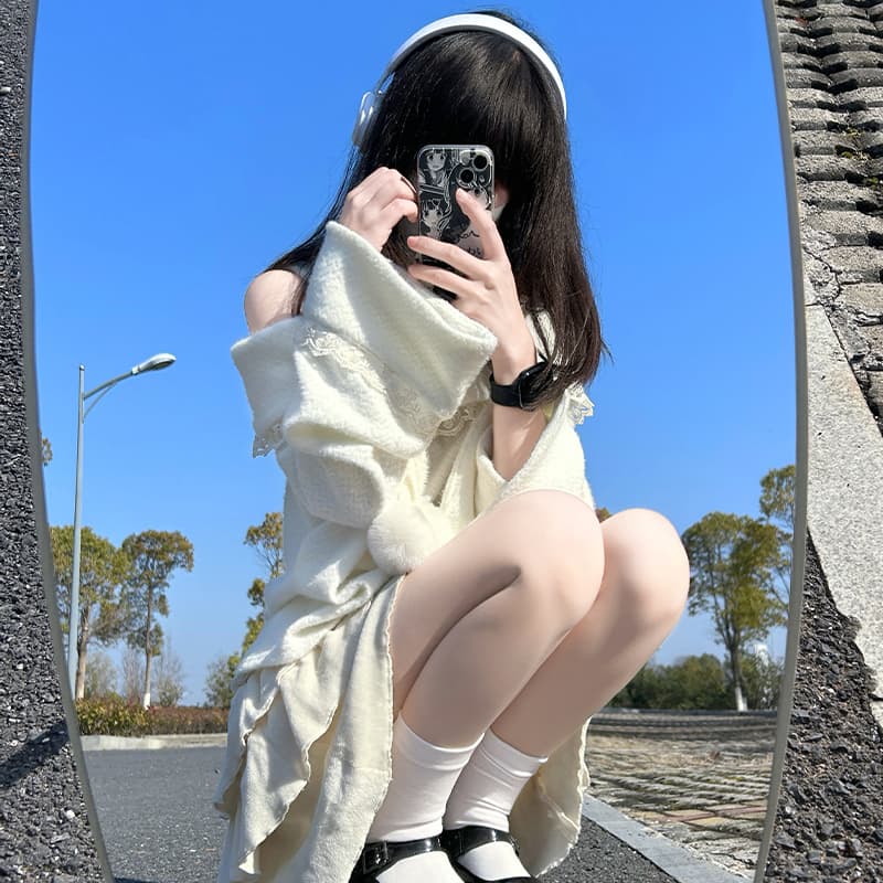 フレンチガーリー ぽんぽん付きリボン結び肩だしニットワンピース